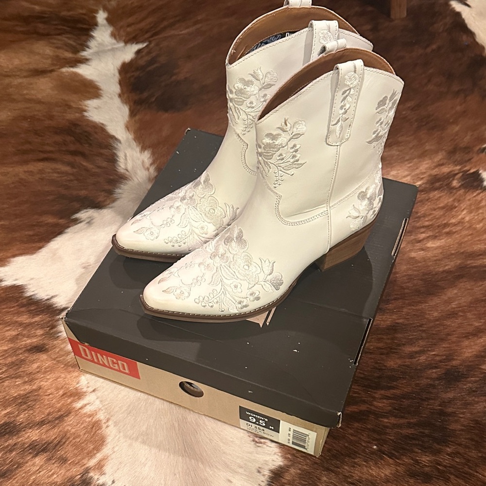 Dingo Women's white Embroidered Ankle Boots 9.5